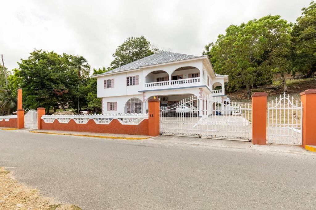 Shaw Park Gem Apartment Ocho Rios Bagian luar foto