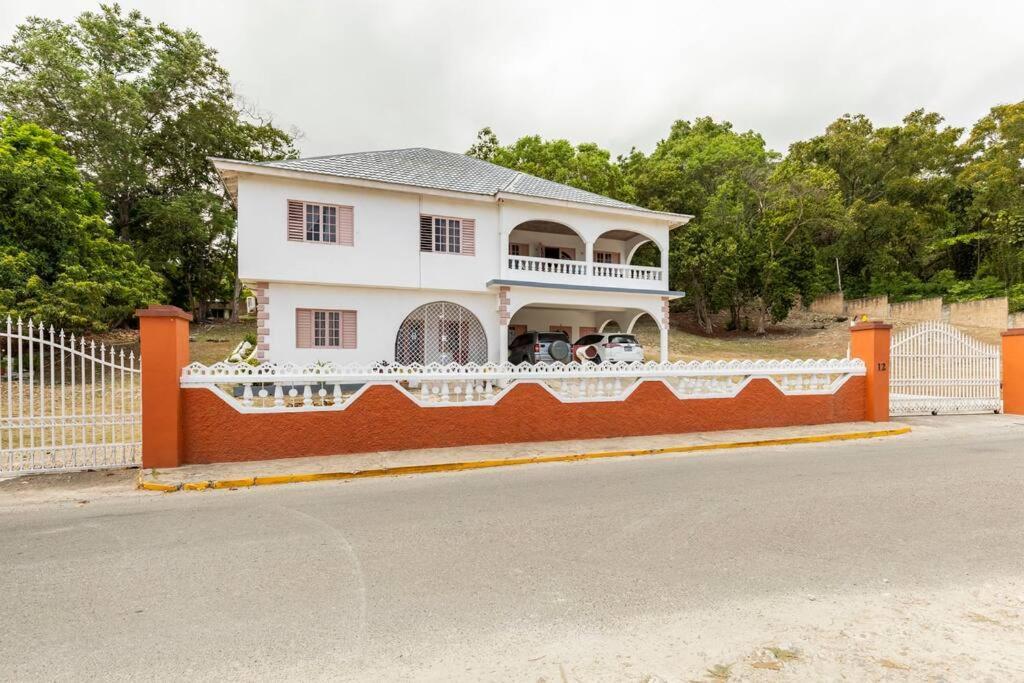 Shaw Park Gem Apartment Ocho Rios Bagian luar foto